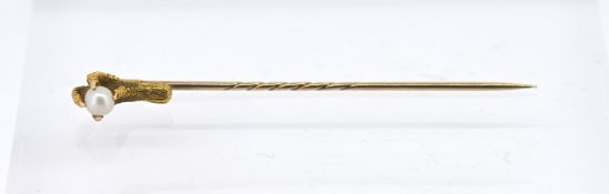 An antique claw tie pin, set with pearl, set in gold (not hallmarked), approx 4g.