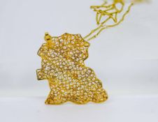 A West African gold map filigree pendant, approx 8.2g