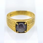A star sapphire gents signet ring, set in 18ct yellow gold, approx 5.9g.