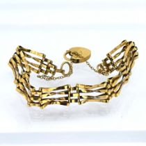 A 9ct gold gate bracelet with heart padlock, total weight approx 6.3g.