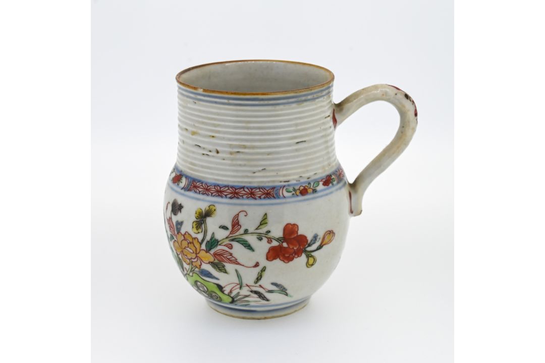 A small ‘famille-verte’ porcelain tankard, Kangxi (1662-1722), The globular body decorated floral - Image 1 of 8