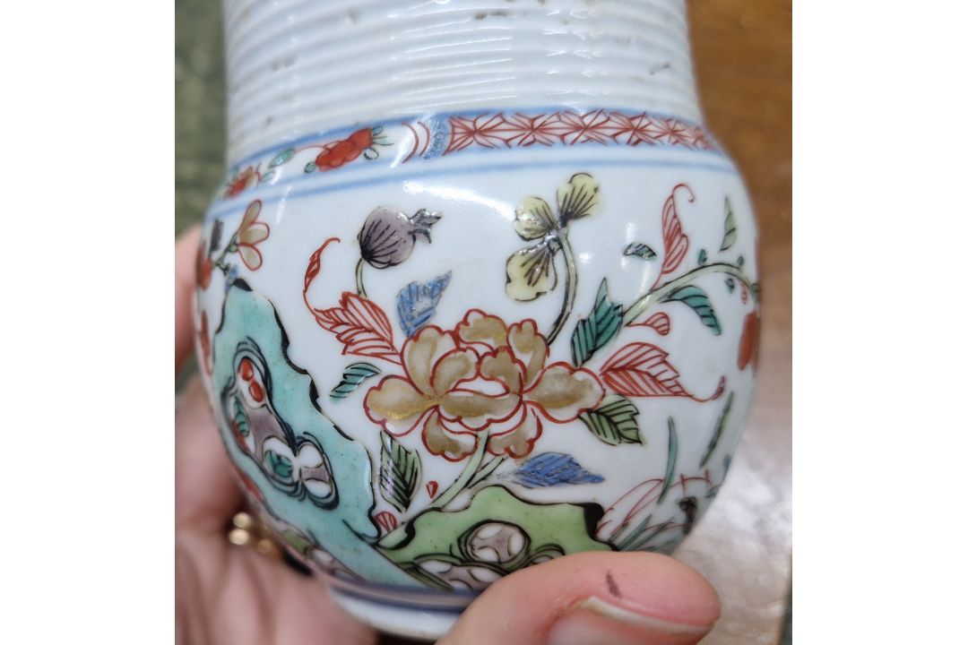 A small ‘famille-verte’ porcelain tankard, Kangxi (1662-1722), The globular body decorated floral - Image 3 of 8
