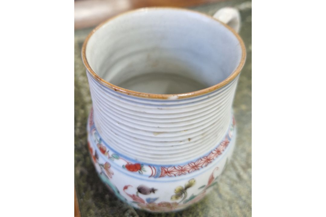 A small ‘famille-verte’ porcelain tankard, Kangxi (1662-1722), The globular body decorated floral - Image 8 of 8