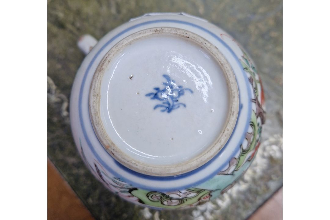 A small ‘famille-verte’ porcelain tankard, Kangxi (1662-1722), The globular body decorated floral - Image 4 of 8