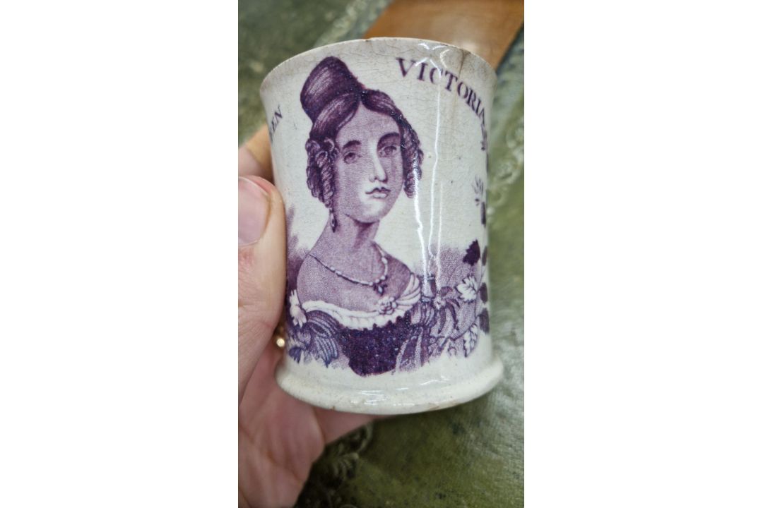 A Derby can with gilt decoration, together with a transferware Victoria commemorative mug, and a - Image 4 of 8
