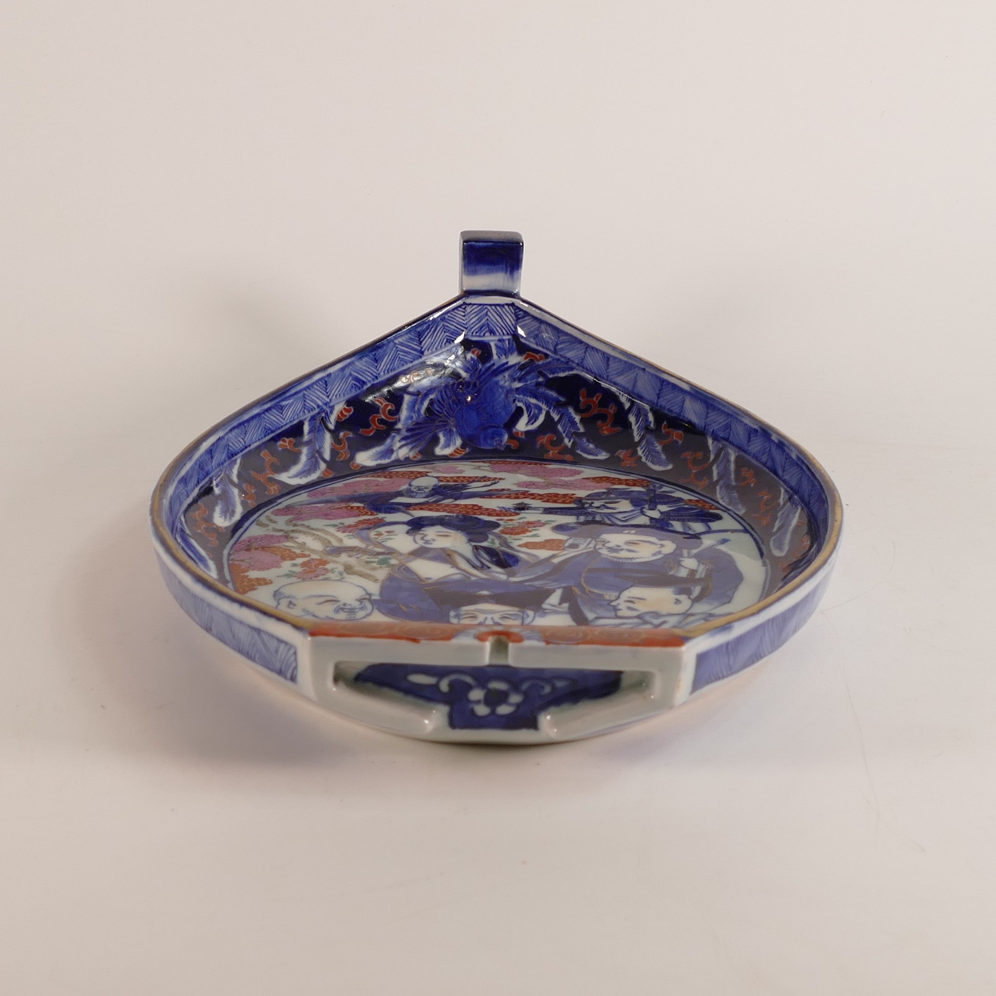 Japanese Imari large shallow bowl of ship form. Signed in red to base. Length: 34cm - Image 2 of 3