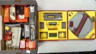 Collection of Hornby, Trix and Tri-ang OO/HO gauge railway accessories to include R135 turntable,