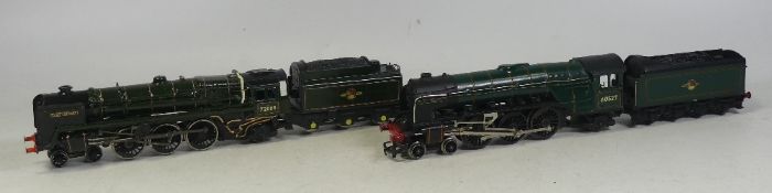 Two OO gauge locomotives to include Wills Finecast metal kit 4-6-2 LNER A2 class 'Sun Chariot' BR