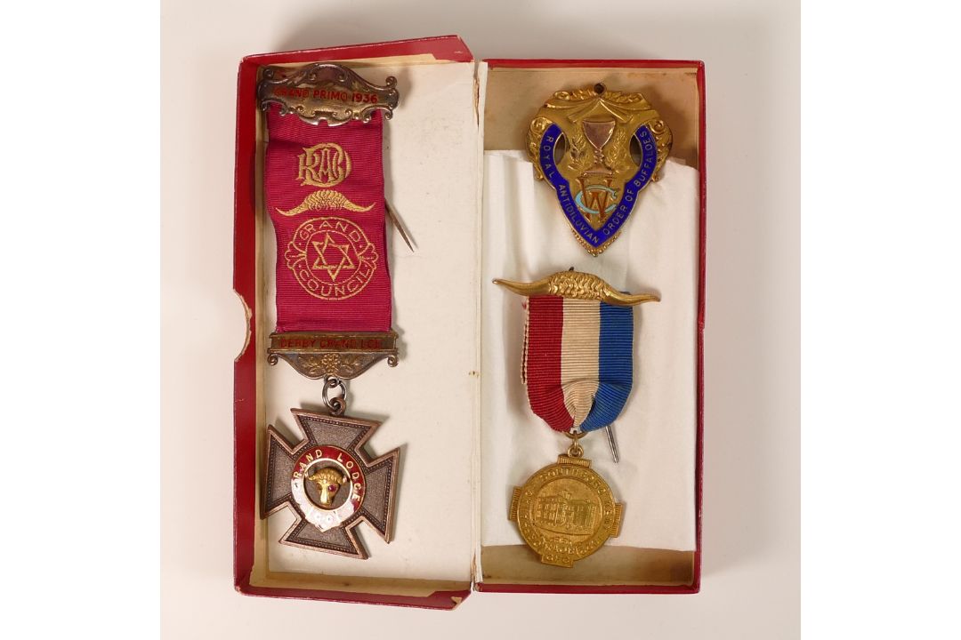 Group of RAOB Buffaloes jewels / medals - Includes large hallmarked 9ct Gold medal with 9ct gold ( - Image 3 of 3