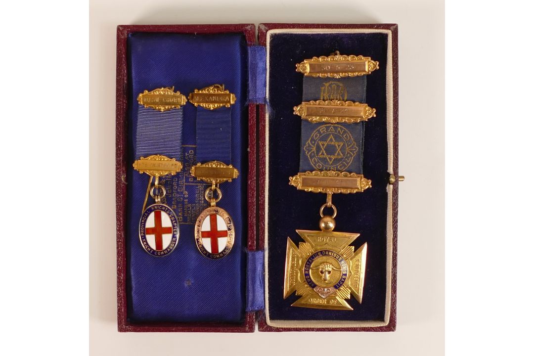 Group of RAOB Buffaloes jewels / medals - Includes large hallmarked 9ct Gold medal with 9ct gold ( - Image 2 of 3