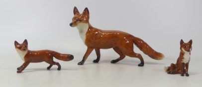 Beswick Foxes to include sitting a/f, standing also larger standing 13cm tall (3)