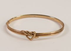 9ct gold heart bangle, 5.5g in leather box.