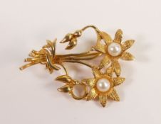 9ct gold decorative flower brooch, set with pearls, 3.75 x 2.5cm, 6.4g.
