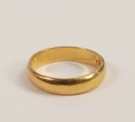 22ct gold wedding ring, size M/N, 4.5g.