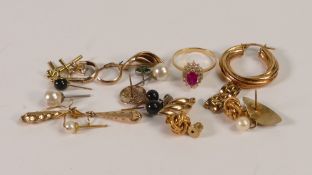 Oddments of 9ct gold, gold coloured metal and gilt metal items, all in 11.9g
