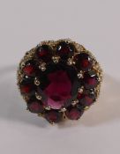 9ct golg ring set garnet cluster, size U, 6.8g.