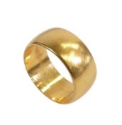 22ct gold wedding ring, size O/P, 9.5g.
