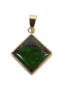 14ct gold pendant set with square green stone, 1.6g