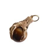 9ct gold claw holding agate ball pendant, 6g.