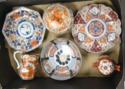 A collection of Oriental ceramics in the Imari palette (1 tray).