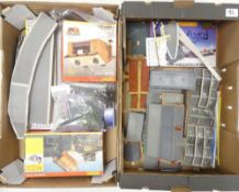 A collection of OO gauge accessories to include Hornby Goods Shed, Operating Tipper, Track Pack