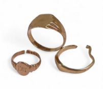 9ct gold gentleman's signet ring, together with two other broken Signet rings, 9.8g.