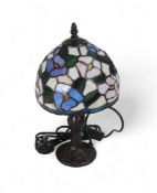 A Tiffany style stained glass table lamp. (H: 37.5cm, diameter of lamp shade 18cm)