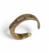 18ct gold broken diamond ring, missing stones and cut, 7.5g.