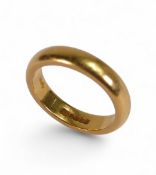 22ct gold wedding ring, size J, 6g.