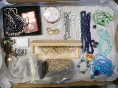 A selection of Costume Jewellery to include:- Boxed pearl strung necklace (needs to be restrung),