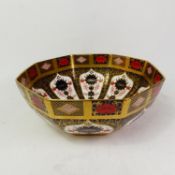 Royal Crown Derby large octagonal-shaped fruit bowl, decorated in the 1128 Imari pattern, d.25cm.