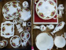 Royal Albert Old Country Roses pattern items to include a boxed 2-tier cake stand, Dorothy box,