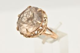 A 9CT GOLD LARGE SMOKY QUARTZ DRESS RING, set with a circular cut smoky quartz, approximate diameter