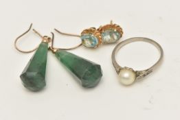 THREE ITEMS OF JEWELLERY, to include a pair of faceted aventurine drop earrings, to the gold