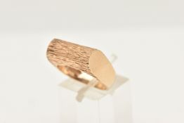 A 9CT GOLD BARK EFFECT RING, with a polished band, hallmarked 9ct Birmingham, ring size N,