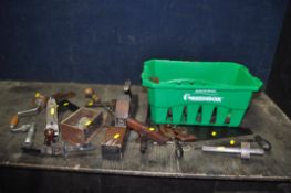 A TRAY CONTAINING VINTAGE CARPENTRY TOOLS including a Stanley No.5 1/2 plane, a 17in wooden plane, a