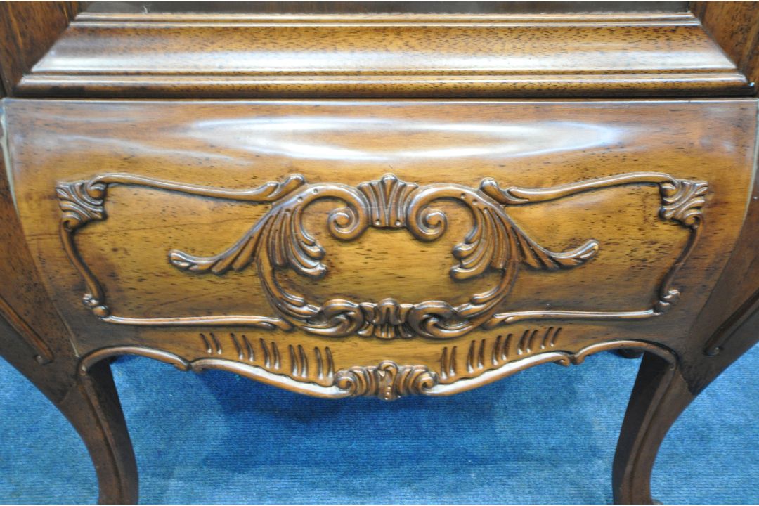 A REPRODUCTION ITALIAN STYLE DISPLAY CABINET, with scrolled crests and mounts, the single arched - Image 5 of 7