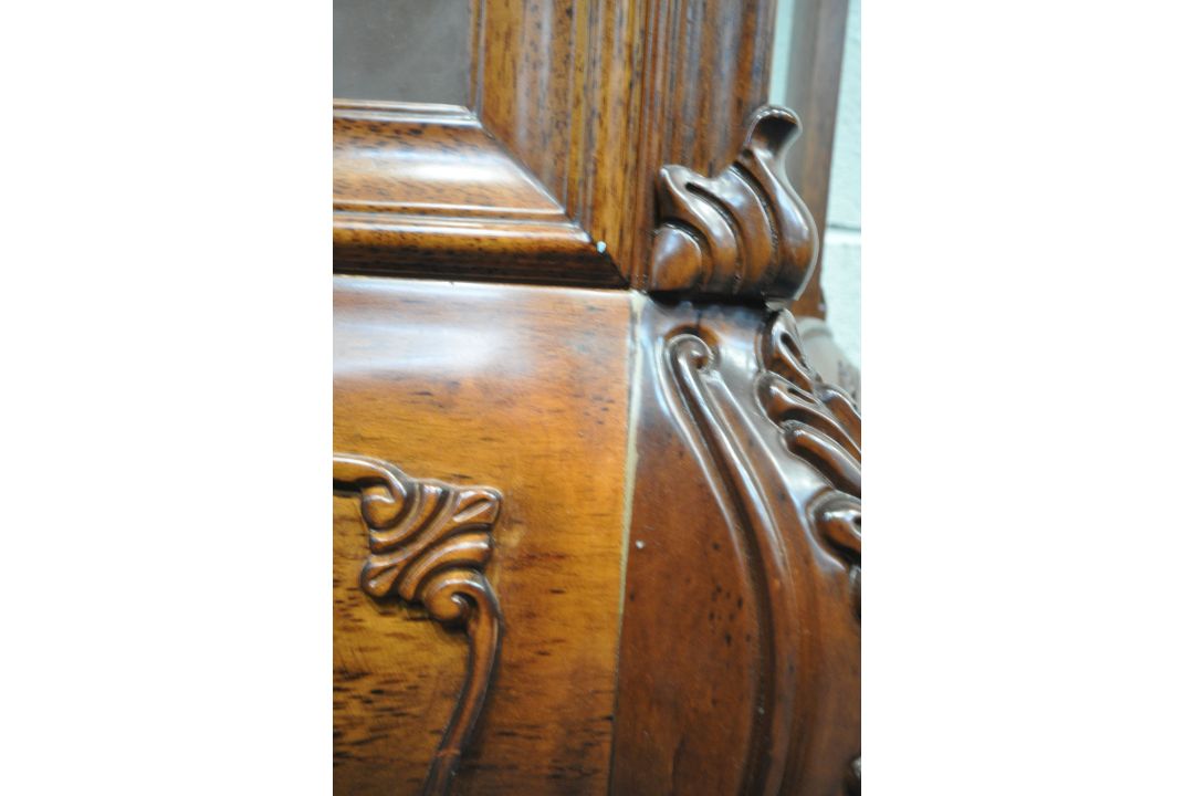 A REPRODUCTION ITALIAN STYLE DISPLAY CABINET, with scrolled crests and mounts, the single arched - Image 7 of 7