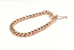 AN EARLY 20TH CENTURY CHAIN BRACELET, a rose metal hollow curb link chain bracelet, fitted with a