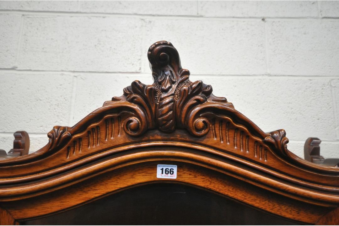 A REPRODUCTION ITALIAN STYLE DISPLAY CABINET, with scrolled crests and mounts, the single arched - Image 3 of 7