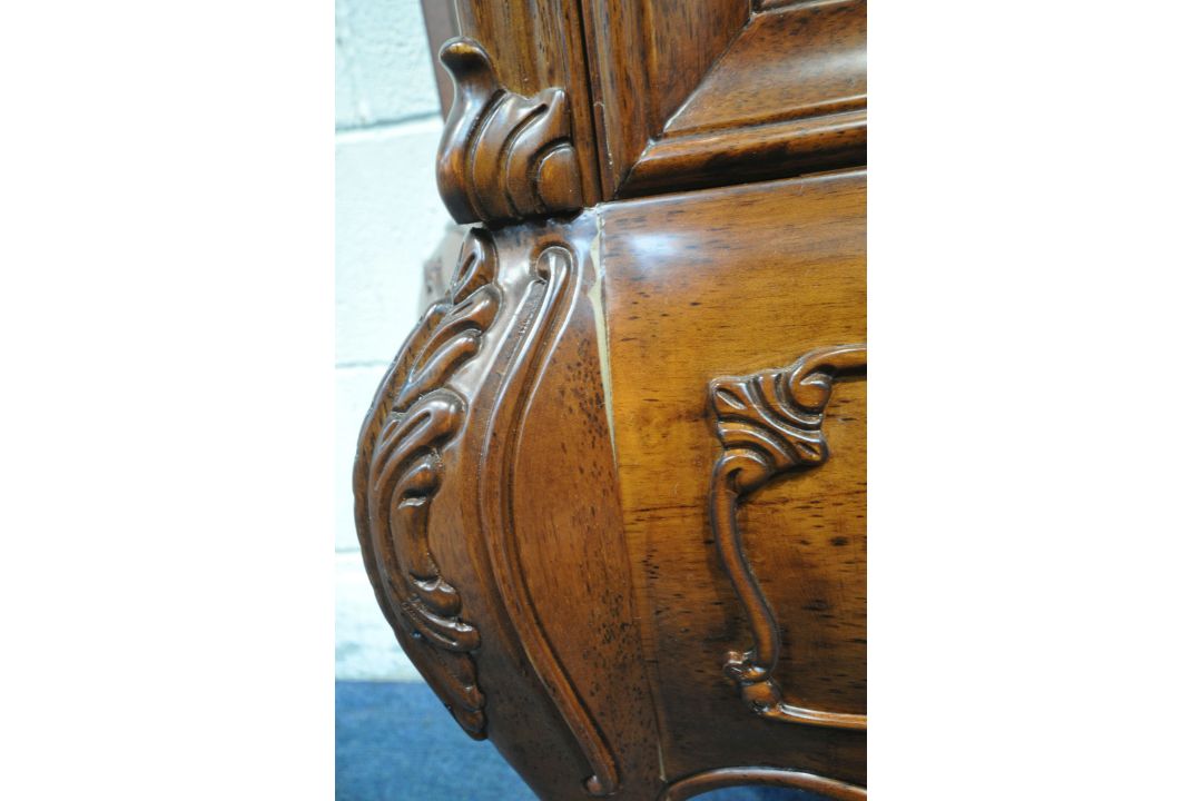 A REPRODUCTION ITALIAN STYLE DISPLAY CABINET, with scrolled crests and mounts, the single arched - Image 6 of 7
