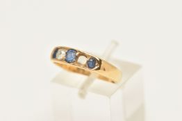 AN EARLY 20TH CENTURY GEM SET BAND RING, three oval cut sapphires and one old cut diamond (one