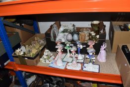 A BOX AND LOOSE DECORATIVE ITEMS ETC, to include unboxed Lilliput Lane Cottages including