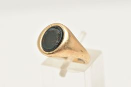 A GENTS 9CT GOLD BLOODSTONE SIGNET RING, of an oval form, collet set with a bloodstone inlay, to a