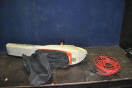A STIHL ES40 ELECTRIC GARDEN BLOWER/VAC with spare collection bag (PAT pass and working)