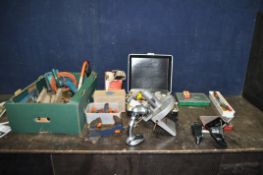 A TRAY AND LOOSE OF HAND AND POWER TOOLS including a Woden vice, a Wolfcraft sanding attachment, a