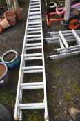AN ALUMINIUM DOUBLE EXTENSION LADDER with sixteen rungs to each 40cm length. Condition Report no