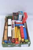 A QUANTITY OF MAINLY UNBOXED AND ASSORTED PLAYWORN DIECAST AND PLASTIC LORRY/TRUCK, BUS & COACH