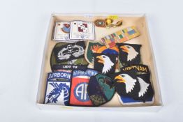 SMALL BOX CONTAINING US MILITARY PATCHES AND METAL PIN BADGES, Airborne shoulder patches ribbon