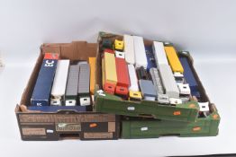 A QUANTITY OF UNBOXED AND ASSORTED PLAYWORN DIECAST AND PLASTIC MODERN LORRY/TRUCK MODELS,